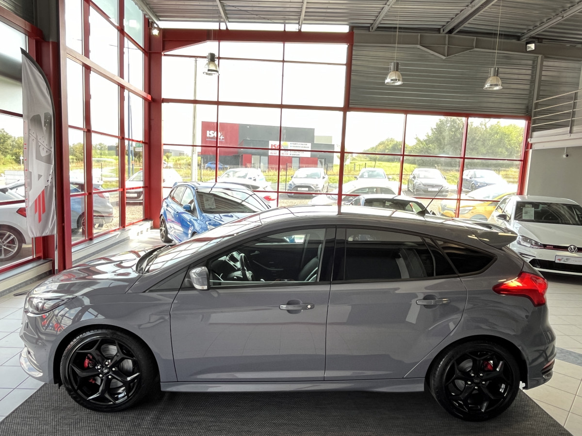 FORD FOCUS ST 2,0 250  GPS  REGULATEUR LIMITEUR BI XENON  PACK HIVER RECARO KEYLESS HIFI SONY BLUETOOTH EXCELLENT ETAT