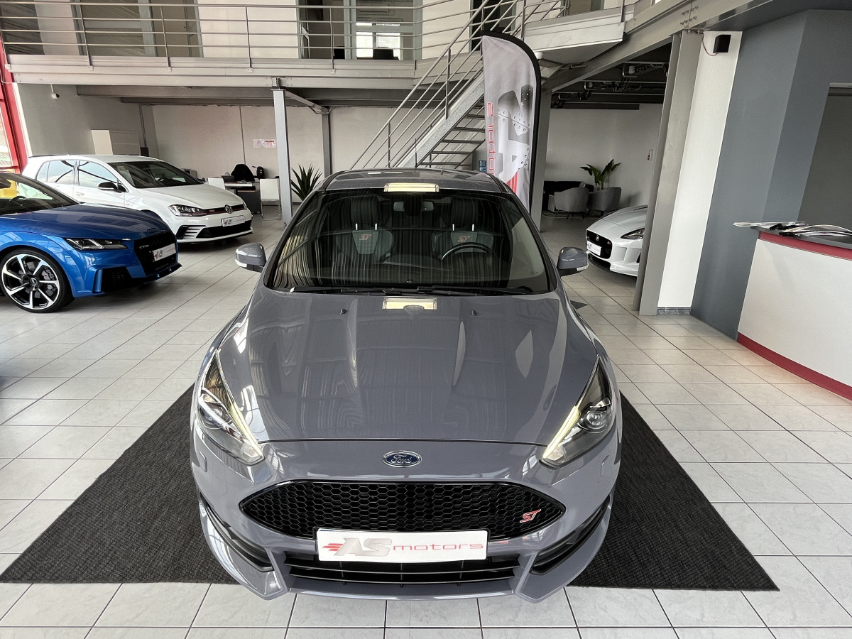 FORD FOCUS ST 2,0 250  GPS  REGULATEUR LIMITEUR BI XENON  PACK HIVER RECARO KEYLESS HIFI SONY BLUETOOTH EXCELLENT ETAT