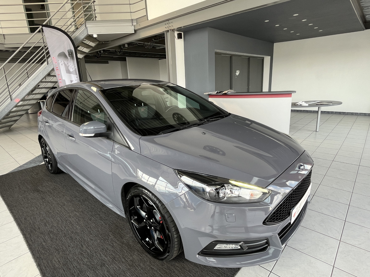 FORD FOCUS ST 2,0 250  GPS  REGULATEUR LIMITEUR BI XENON  PACK HIVER RECARO KEYLESS HIFI SONY BLUETOOTH EXCELLENT ETAT