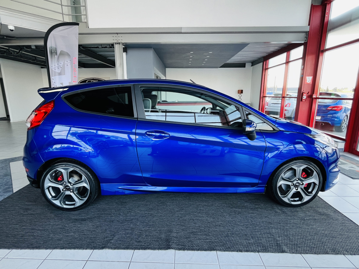 FORD FIESTA ST 1,6 182  PACK PERFORMANCE GPS  SONY PACK HIVER BLUETOOTH RECARO PARK PILOT ECHAPPEMENT DOUBLE SORTIE STOFFLER EXCELLENT ETAT