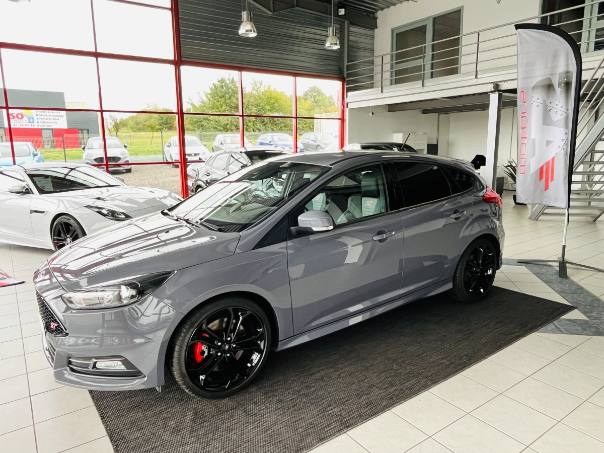 FORD FOCUS ST 2,0 250 PACK PERFORMANCE  GPS  PACK HIVER RECARO KEYLESS HIFI SONY BLUETOOTH PARK PILOT  ETAT NEUF