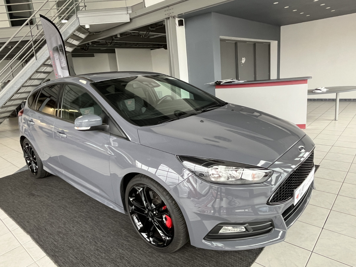 FORD FOCUS ST 2,0 250 PACK PERFORMANCE  GPS  PACK HIVER RECARO KEYLESS HIFI SONY BLUETOOTH PARK PILOT  ETAT NEUF