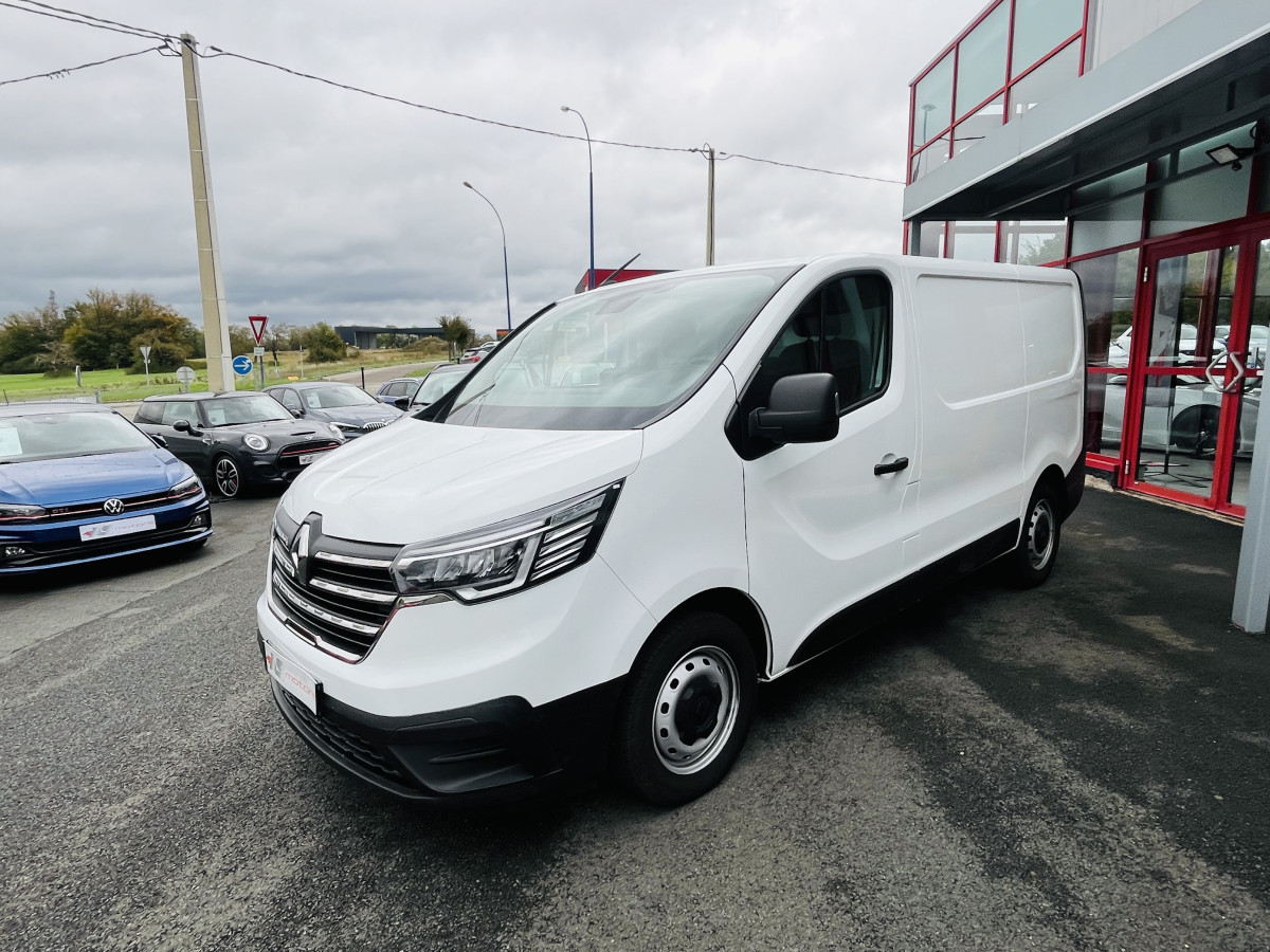 RENAULT TRAFIC L1 H1 2T8 2,0 DCI 130  GRAND CONFORT GPS ANDROID FEUX FULL LED APPLE CARPLAY RADAR DE RECUL REGULATEUR LIMITEUR EXCELLENT ETAT