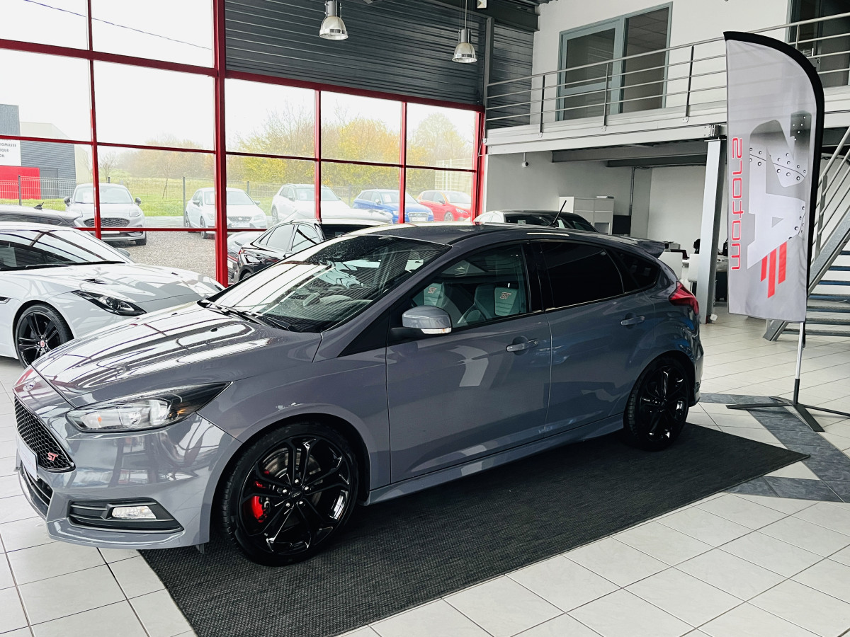 FORD FOCUS ST 2,0 250 PACK PERFORMANCE GPS RECARO PARK PILOT PACK HIVER BLUETOOTH KEYLESS JANTES 19 EXCELLENT ETAT