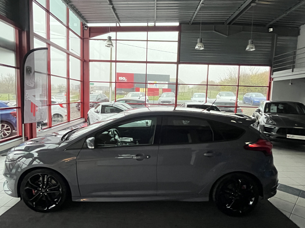 FORD FOCUS ST 2,0 250 PACK PERFORMANCE GPS RECARO PARK PILOT PACK HIVER BLUETOOTH KEYLESS JANTES 19 EXCELLENT ETAT