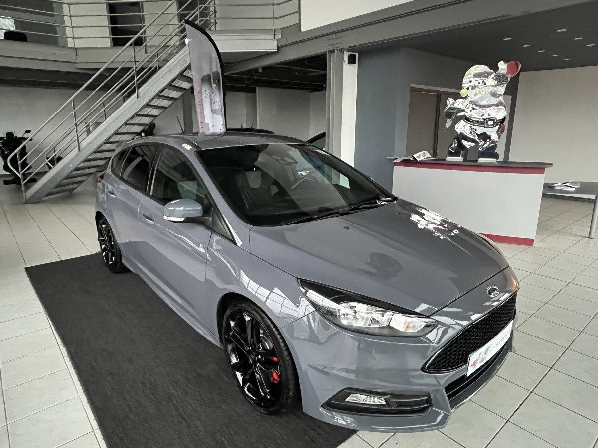 FORD FOCUS ST 2,0 250 PACK PERFORMANCE GPS RECARO PARK PILOT PACK HIVER BLUETOOTH KEYLESS JANTES 19 EXCELLENT ETAT