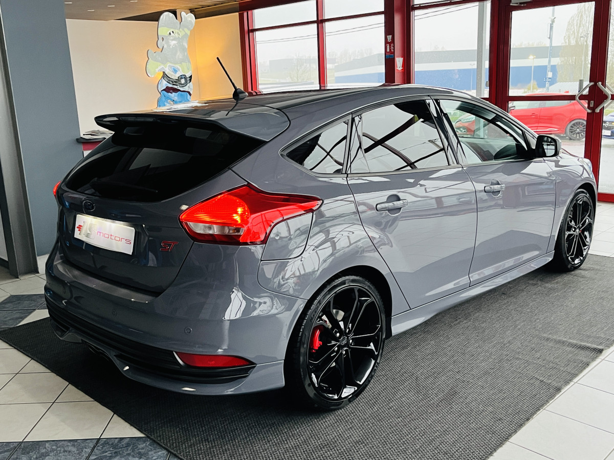 FORD FOCUS ST 2,0 250 PACK PERFORMANCE GPS RECARO PARK PILOT PACK HIVER BLUETOOTH KEYLESS JANTES 19 EXCELLENT ETAT