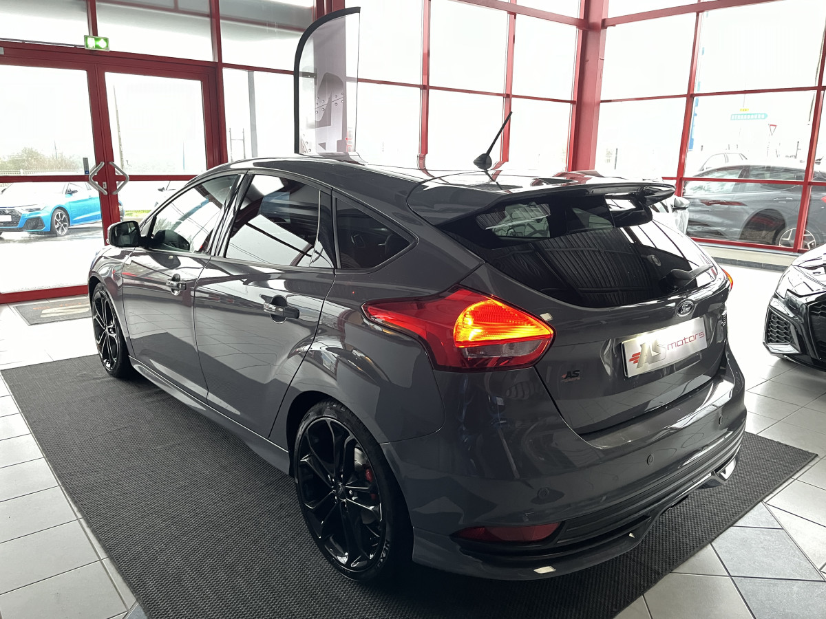 FORD FOCUS ST 2,0 250 PACK PERFORMANCE GPS RECARO PARK PILOT PACK HIVER BLUETOOTH KEYLESS JANTES 19 EXCELLENT ETAT