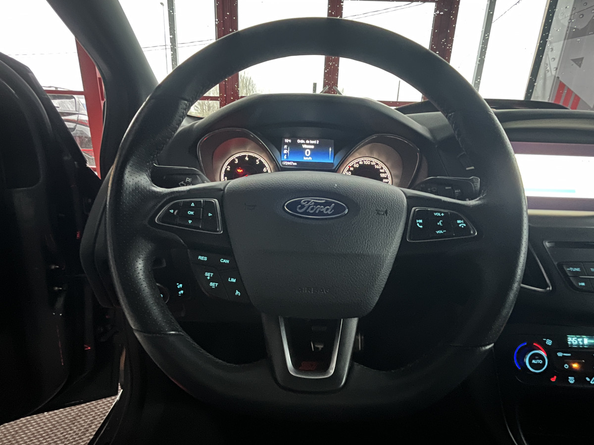 FORD FOCUS ST 2,0 250 PACK PERFORMANCE GPS RECARO PARK PILOT PACK HIVER BLUETOOTH KEYLESS JANTES 19 EXCELLENT ETAT