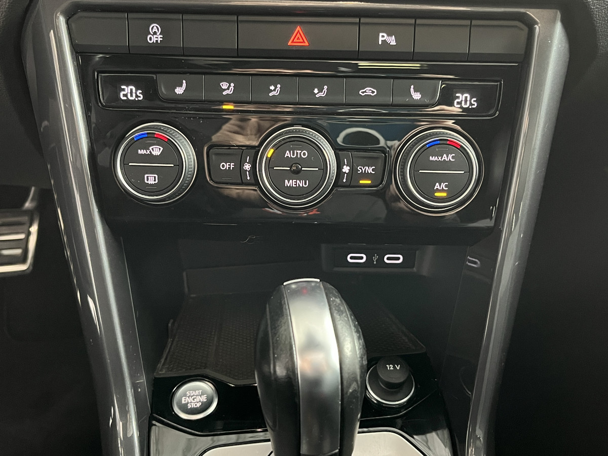 VOLKSWAGEN T-ROC 2,0 TSI 190 R-LINE DSG7 4MOTION TOIT PANORAMIQUE OUVRANT ATTELAGE  DCC ACC GPS CAMERA HIFI BEATS KEYLESS FULL LED REGULATEUR LIMITEUR JANTE 19 EXCELLENT ETAT