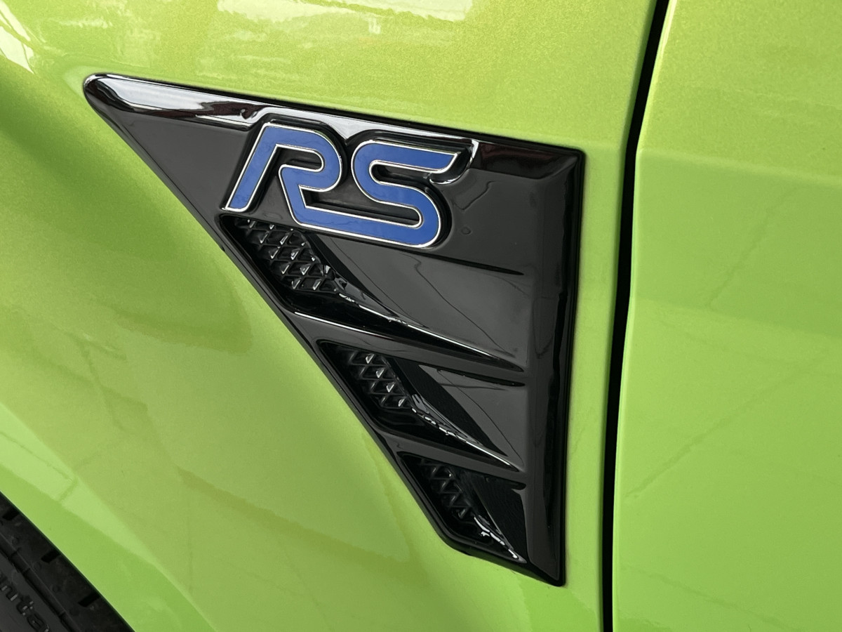 FORD FOCUS RS 2,5 305  PACK ELECTRIQUE PACK HIVER BLUTOOTH KEYLESS BI-XENON JANTES 19 DEUXIEME MAIN ETAT COLLECTOR