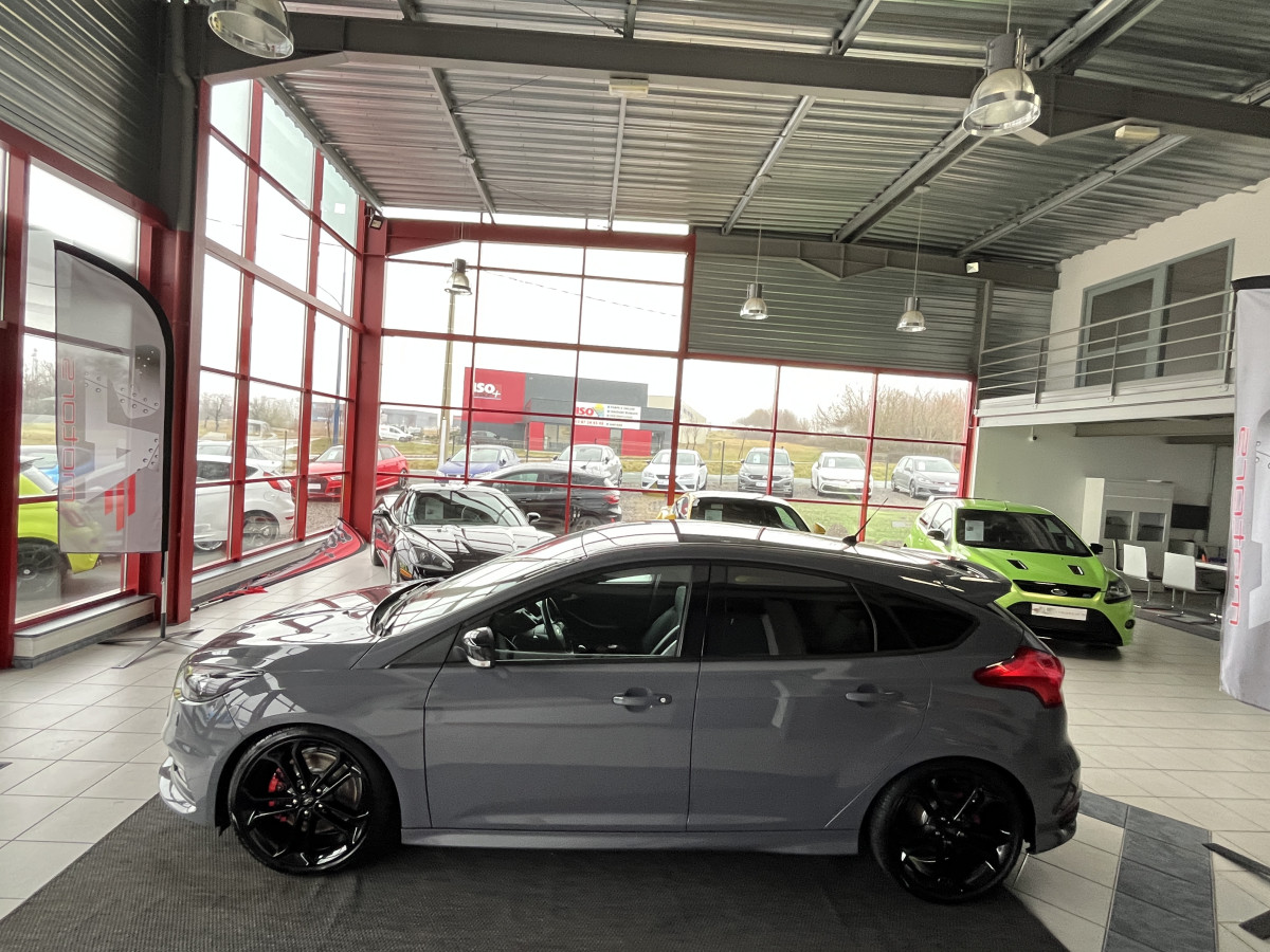 FORD FOCUS ST 2,0 250 PACK PERFORMANCE GPS  BI XENON APPLE CARPLAY PACK ECHAPPEMENT MILTEK HIVER RECARO KEYLESS HIFI SONY BLUETOOTH PARK PILOT EXCELLENT ETAT